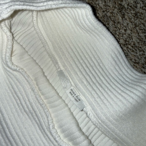 White Off-Shoulder Ribbed Top - Picture 3 of 4